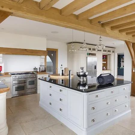 Large House With Hot Tub & Panoramic Lake Views * Bristol