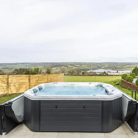 Hébergement de vacances Large House With Hot Tub & Panoramic Lake Views