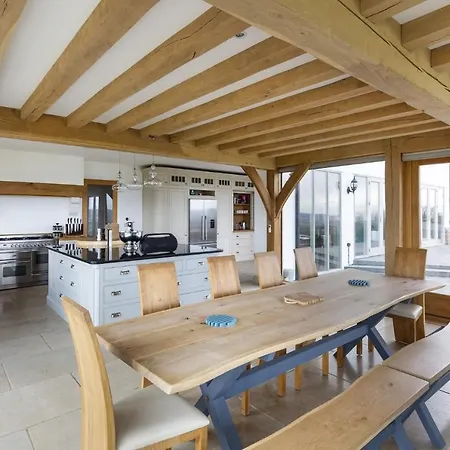 Large House With Hot Tub & Panoramic Lake Views Hébergement de vacances *