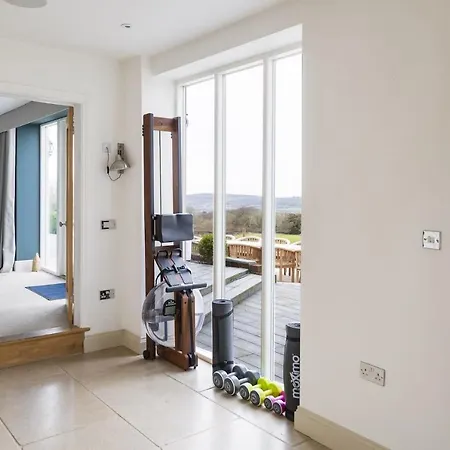 Large House With Hot Tub & Panoramic Lake Views * Bristol