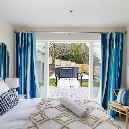 Large House With Hot Tub & Panoramic Lake Views Hébergement de vacances Bristol