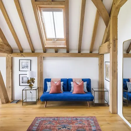 Large House With Hot Tub & Panoramic Lake Views Hébergement de vacances Bristol