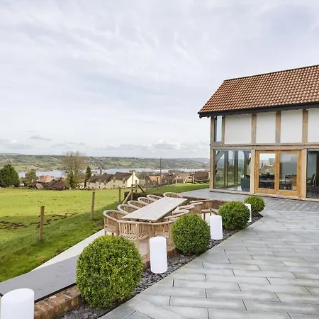 Large House With Hot Tub & Panoramic Lake Views * Bristol